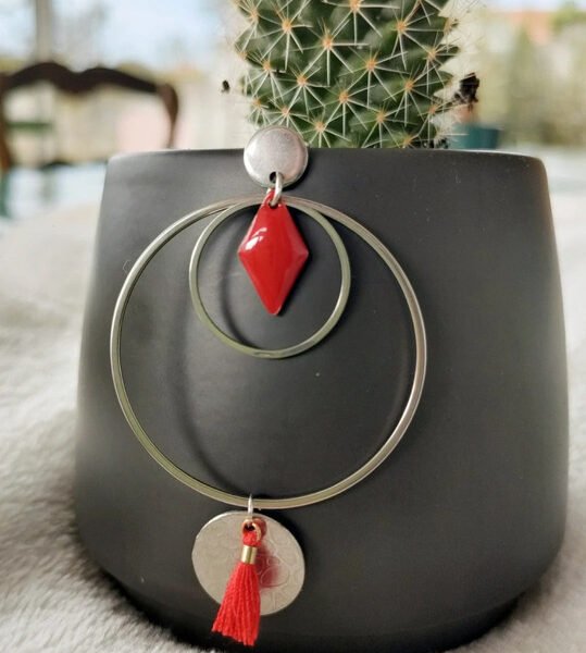 Boucles d'oreilles rouges à anneaux