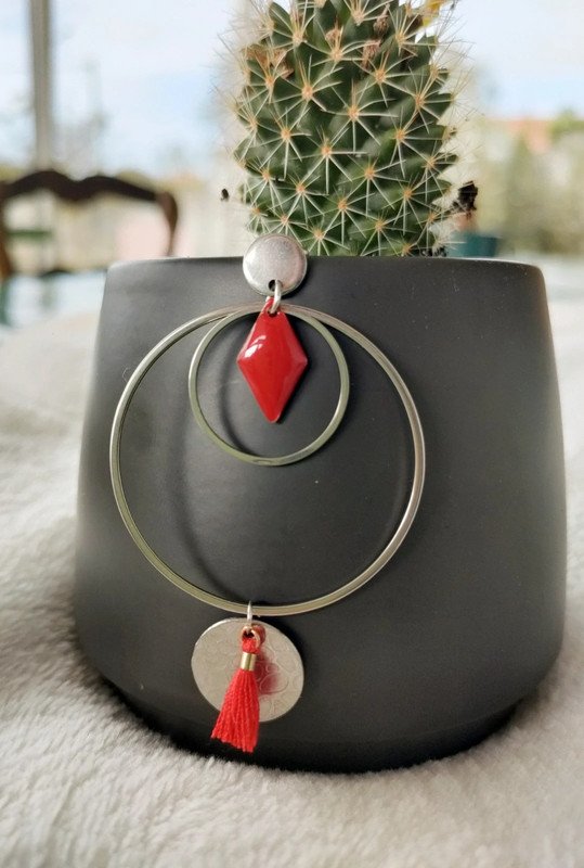 Boucles d'oreilles rouges à anneaux