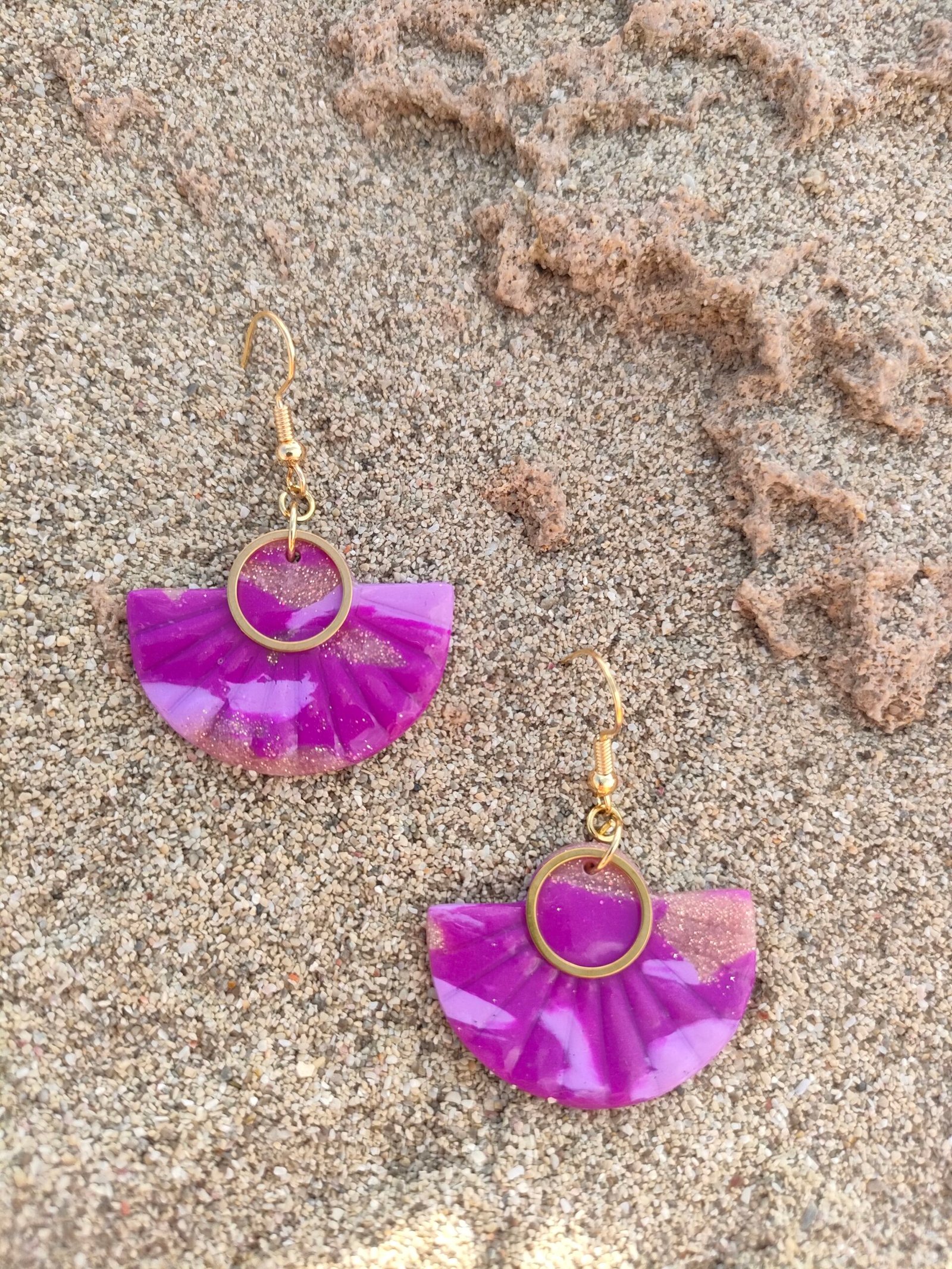 Boucles d'oreilles marbrées violettes