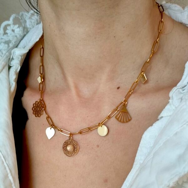 Collier doré breloques soleil rose