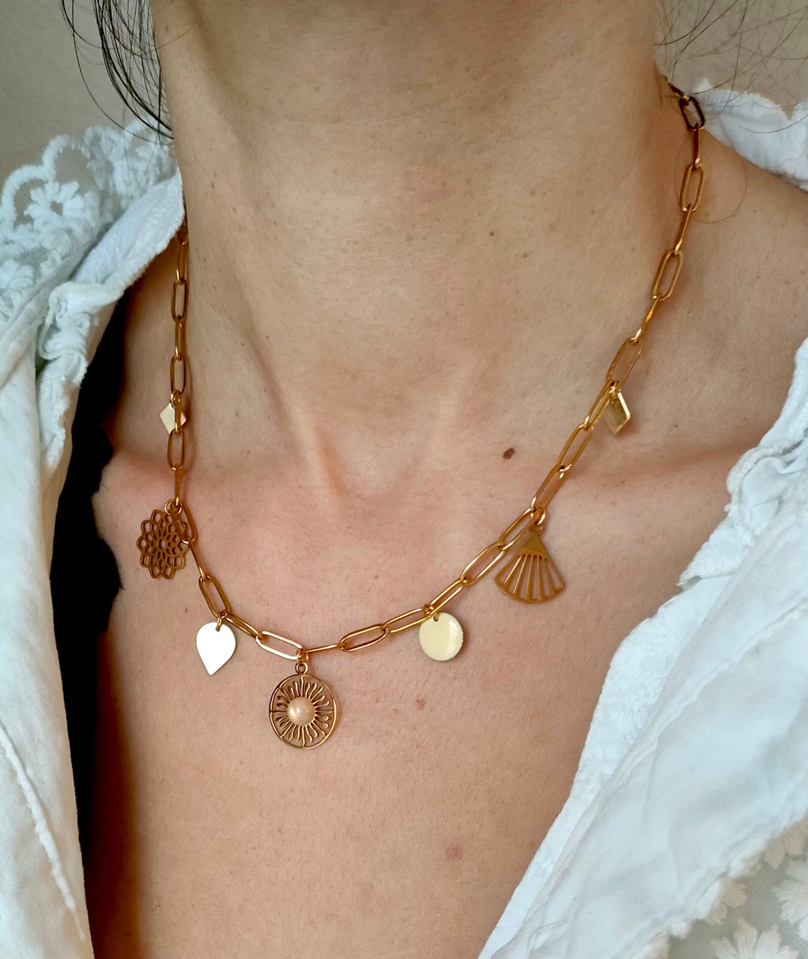 Collier doré breloques soleil rose