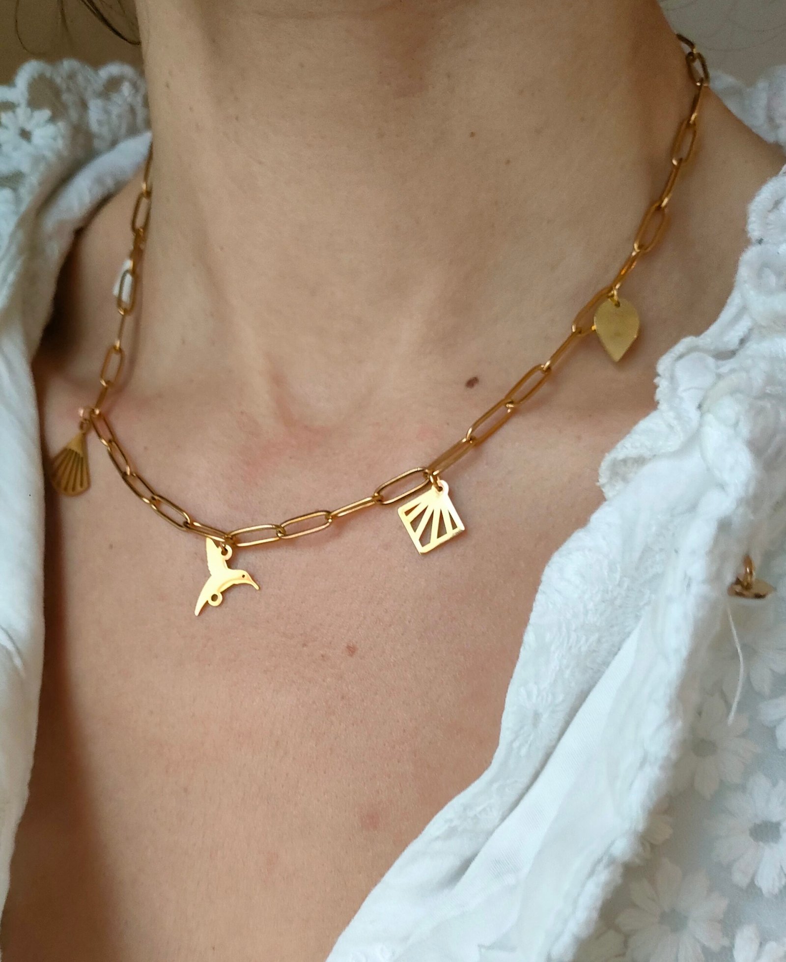 Collier doré breloques oiseau